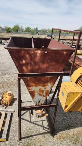 PRICE REDUCED - Stationary 5' x 7' Feed Hopper (3 of 4)